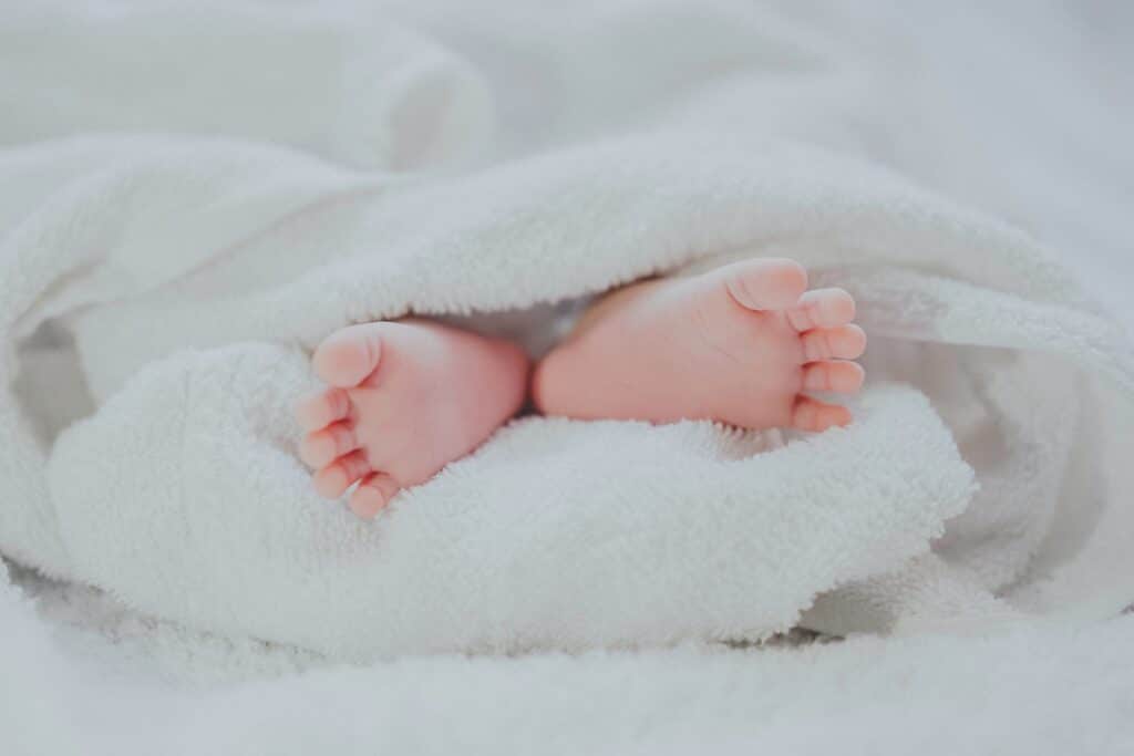 How photograph Feet of a newborn baby